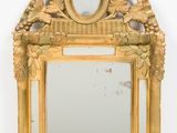 une image d'un miroir avec un cadre doré sur un fond blanc