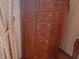 une commode sur laquelle est posée une photo, dans une pièce