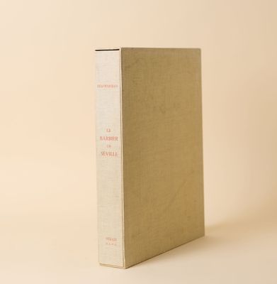 un livre à la couverture blanche posé sur une table