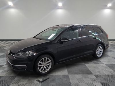 La Volkswagen Golf break noire est garée dans une grande pièce.