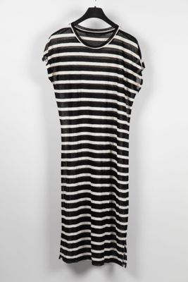 une robe à rayures noires et blanches suspendue à un cintre