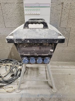 an image of a machine that is sitting on the ground