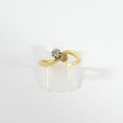 une image d'une bague en or avec un diamant au milieu