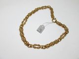 Gros plan sur un bracelet en chaîne en or portant une étiquette