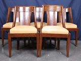 trois chaises en bois aux assises rembourrées beiges, sur fond bleu