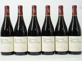 six bouteilles de vin sont alignées dans une rangée