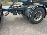 un camion garé sur le côté de la route