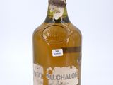une bouteille d'alcool posée sur une table