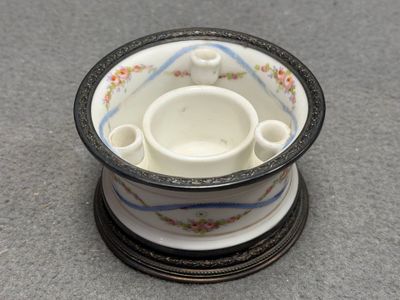 Encrier en porcelaine monture en argent.