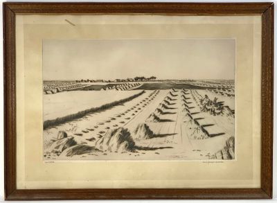 une vieille photo d'une ferme avec une rangée de foin au premier plan