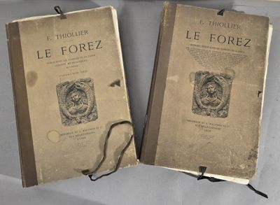 deux livres posés sur une table