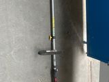 un tuyau fixé sur le côté d'un mur, à côté d'un panneau bleu
