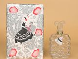 un petit flacon de parfum à côté d'une petite boîte
