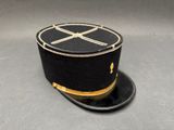 chapeau haut-de-forme noir orné d'une bordure dorée et d'un motif représentant des os croisés