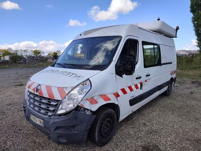 une camionnette blanche garée dans la poussière