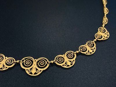un collier en or sur fond noir