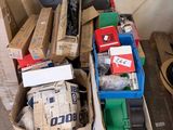 une pile de cartons remplis d'appareils électroniques par terre