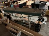 une photo d'un établi dans un garage où l'on voit beaucoup de bois