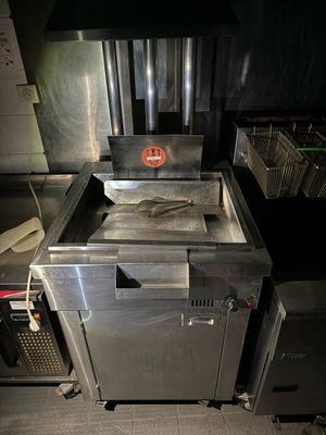 une image d'une cuisine commerciale avec des appareils en acier inoxydable
