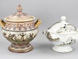 deux vases placés l'un à côté de l'autre