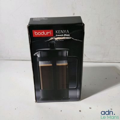 emballage d'une cafetière avec deux tasses de café posées devant