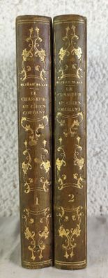 deux vieux livres posés sur une table l'un à côté de l'autre