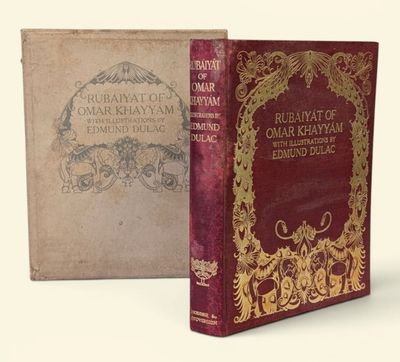 un vieux livre posé à côté d'un vieux livre sur une surface blanche