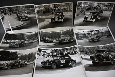 plusieurs photographies en noir et blanc d'anciennes voitures de course alignées les unes à côté des autres