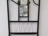 une étagère en métal surmontée d'un miroir