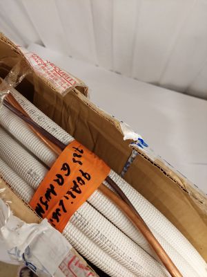 une boîte en carton contenant tout un tas de tuyaux