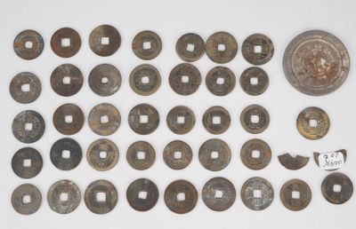 une image d'une collection de pièces de monnaie anciennes sur une surface blanche