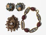 trois bijoux sont présentés sur une surface blanche
