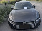 l'avant d'une voiture noire garée sur le bord de la route