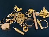 beaucoup de bijoux en or sur une surface noire