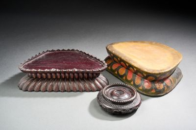 Plusieurs types d'objets décoratifs sont disposés sur une table