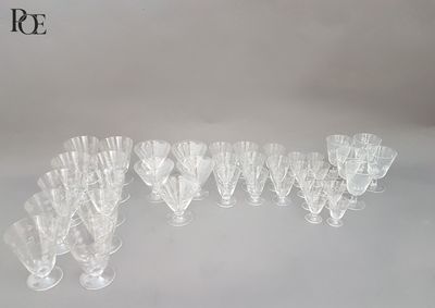 un grand nombre de verres à vin vides posés sur une table