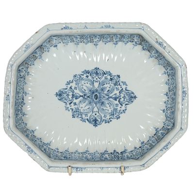 une assiette bleue et blanche ornée d'un motif floral