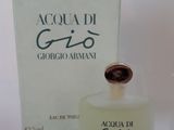 une photo d'un flacon d'eau de Cologne « Acqua di Gio » à côté d'une boîte d'eau de Cologne
