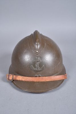 un vieux casque militaire muni d'un bandeau en cuir, sur fond blanc