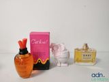 un flacon de parfum et un coffret de parfum posés sur une table