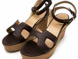 Les sandales à talons compensés pour femme sont en cuir et comportent deux lanières.