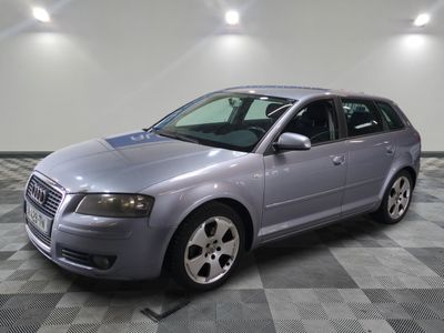 une image d'une voiture argentée garée dans un garage