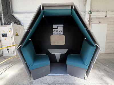 une cabine équipée de toilettes et d'un lavabo à l'intérieur