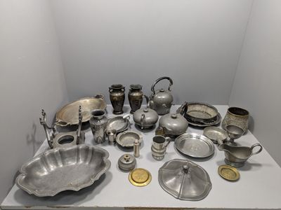 une table sur laquelle se trouvent de nombreux objets en argent