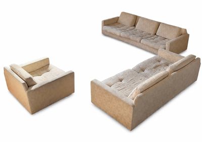 un canapé, un fauteuil, un pouf et un pouf en forme de zigzag