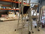 une échelle posée au milieu d'une pièce