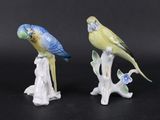 deux figurines représentant des oiseaux perchés sur une branche d'arbre