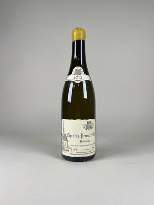 une bouteille de vin posée sur une table