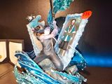 une figurine représentant une personne sur un bateau, posée sur un bureau