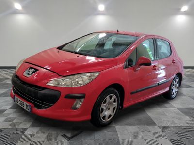 une voiture rouge est garée sur le sol en damier d'un garage